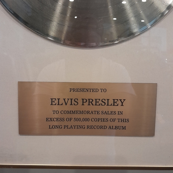 Elvis Prop Gold Record Framed!! - Picture 4 of 5